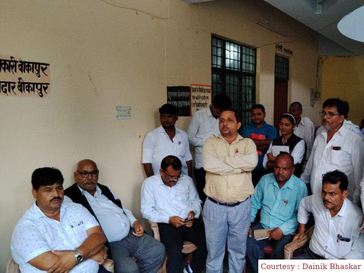 अयोध्या : वकीलों ने एसडीएम बीकापुर के खिलाफ किया विरोध प्रदर्शन।