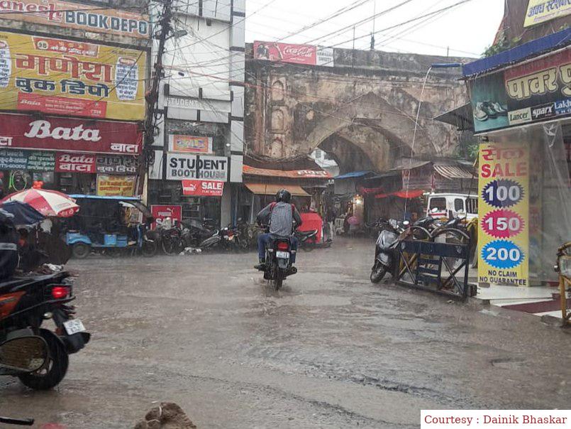 अयोध्या : राम नगरी की सड़कें बनी मुसीबत, दो दिनों की बारिश से सड़कों पर जलभराव।