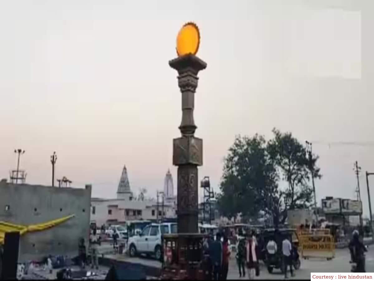 अयोध्या : नवनिर्मित धर्म के पथ पर लगाए जा रहे हैं सूर्य स्तम्भ।