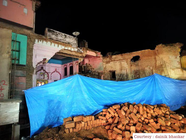 अयोध्या : अंडरग्राउंड निर्माण के दौरान मंदिर की दीवार गिरी, बिना अनुमति के कंस्ट्रक्शन पर रोक।