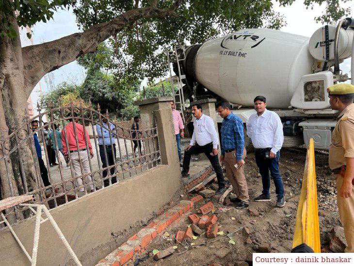 अयोध्या : रामपथ पर बनने वाले फुटपाथ और डिवाडडर का निरीक्षण।