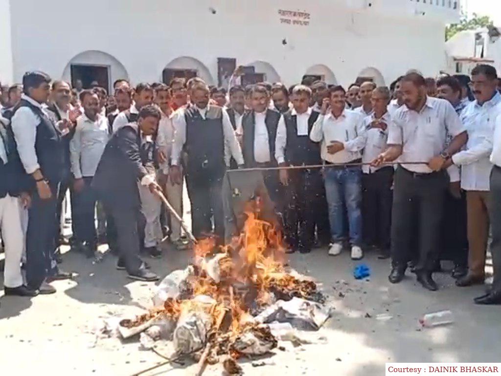 अयोध्या : यूपी में वकीलों ने दोषियों को सजा देने की मांग की।