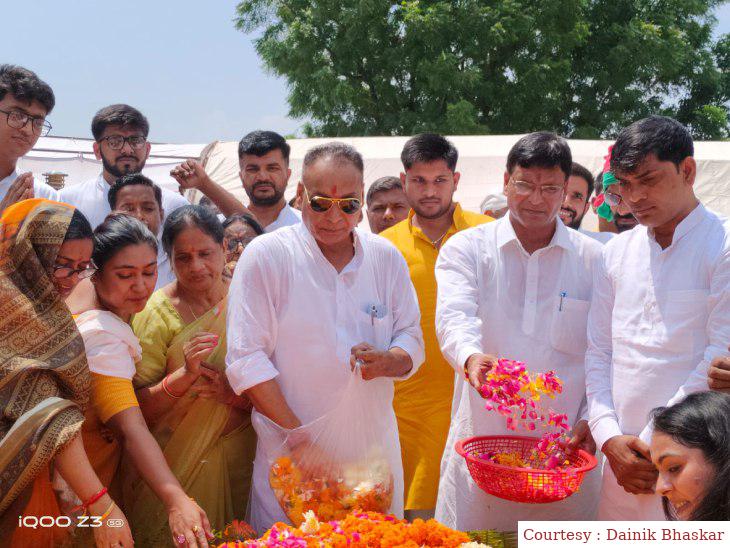 अयोध्या : किसान इंटर कॉलेज कल्याणपुर में मित्रसेन यादव की आठवीं पुण्यतिथि मनाई गई।