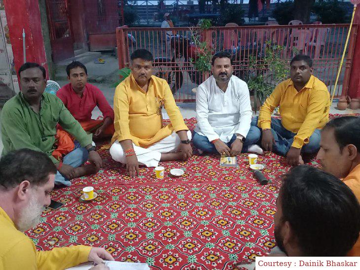 अयोध्या : महंत अवेद्यनाथ की पुण्यतिथि के तैयारियों को लेकर विश्व हिंदू महासंघ की बैठक।