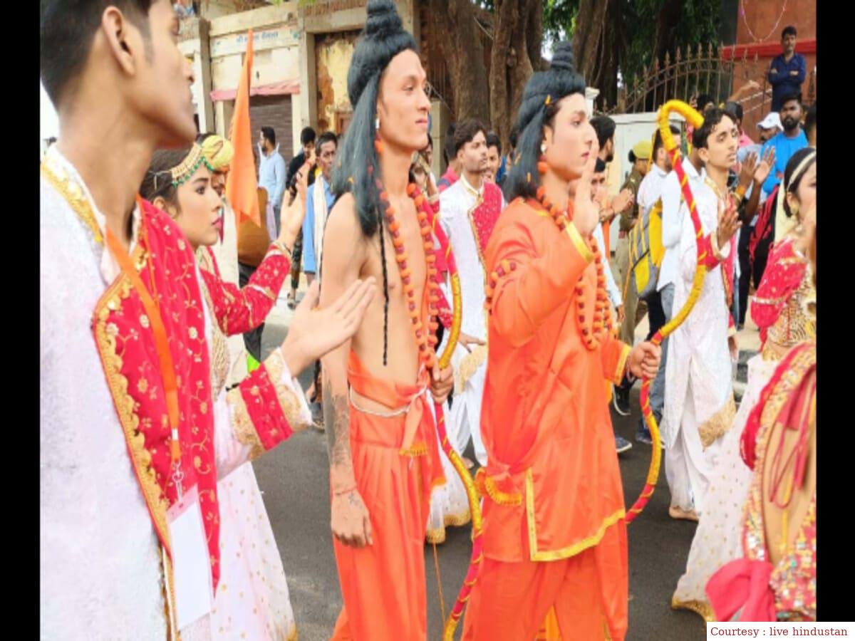 अयोध्या : भगवान राम के चरित्र पर बनी 18 भव्य और दिव्य झांकियों की शोभायात्रा।