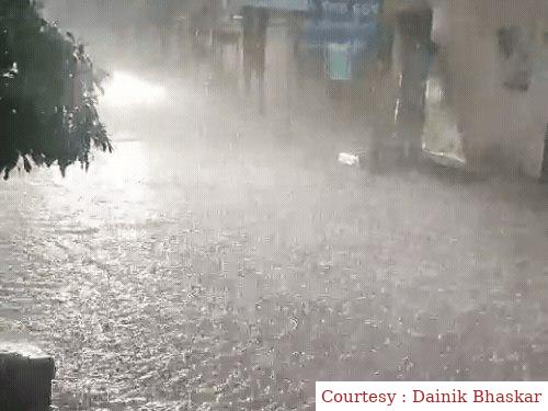 अयोध्या : जोरदार बारिश के चलते बिजली गिरने से 2 लड़कों की मौत।