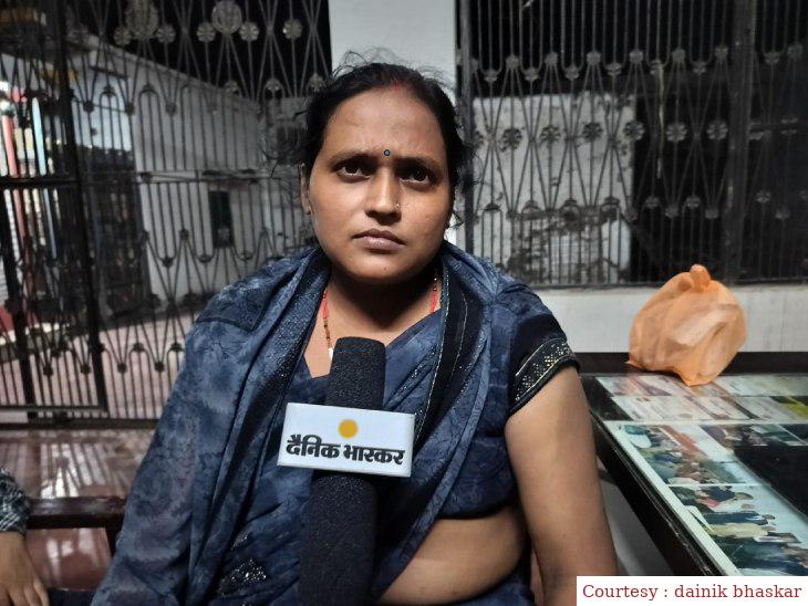 अयोध्या :  जमीन के विवाद में दर-दर भटक रही महिला।