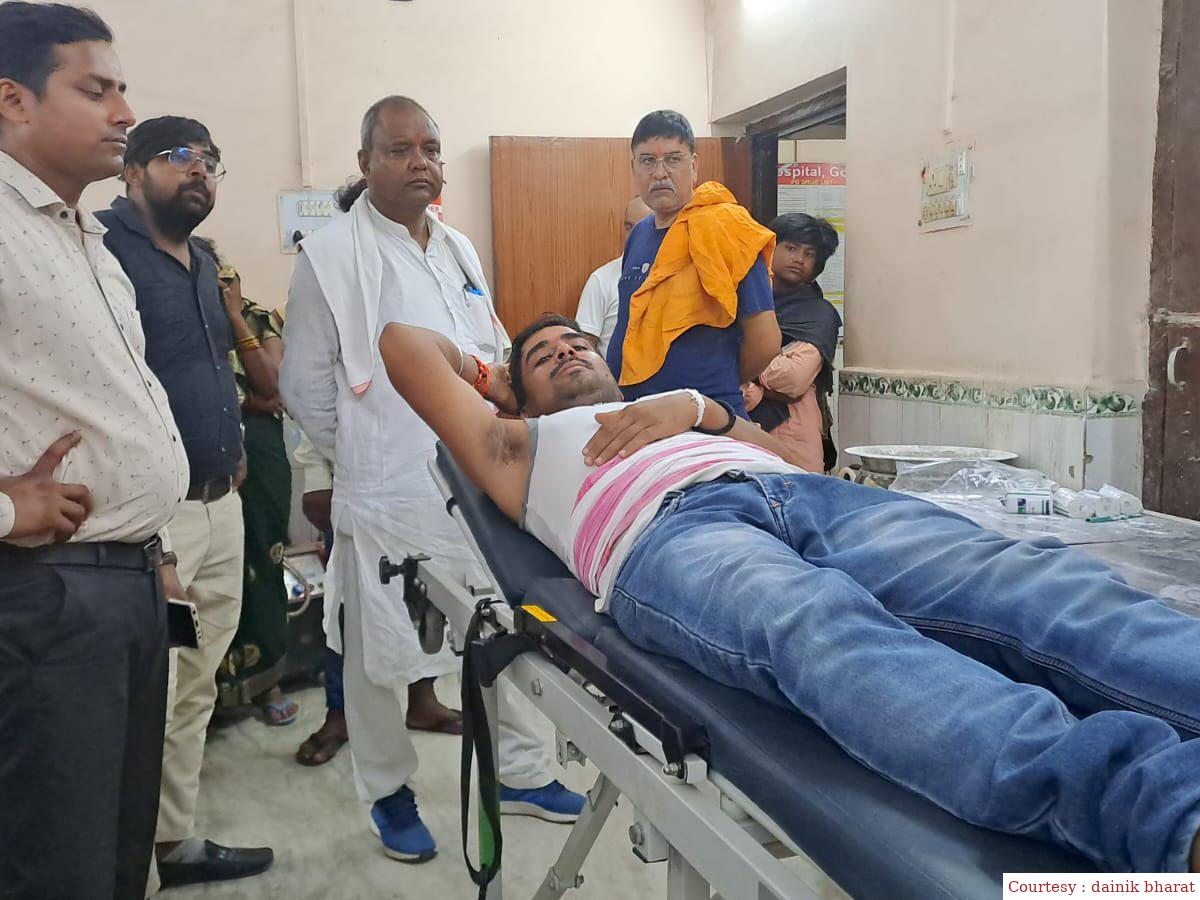 बाइक सवार युवकों ने अस्पताल कर्मी को चाकू मारा।