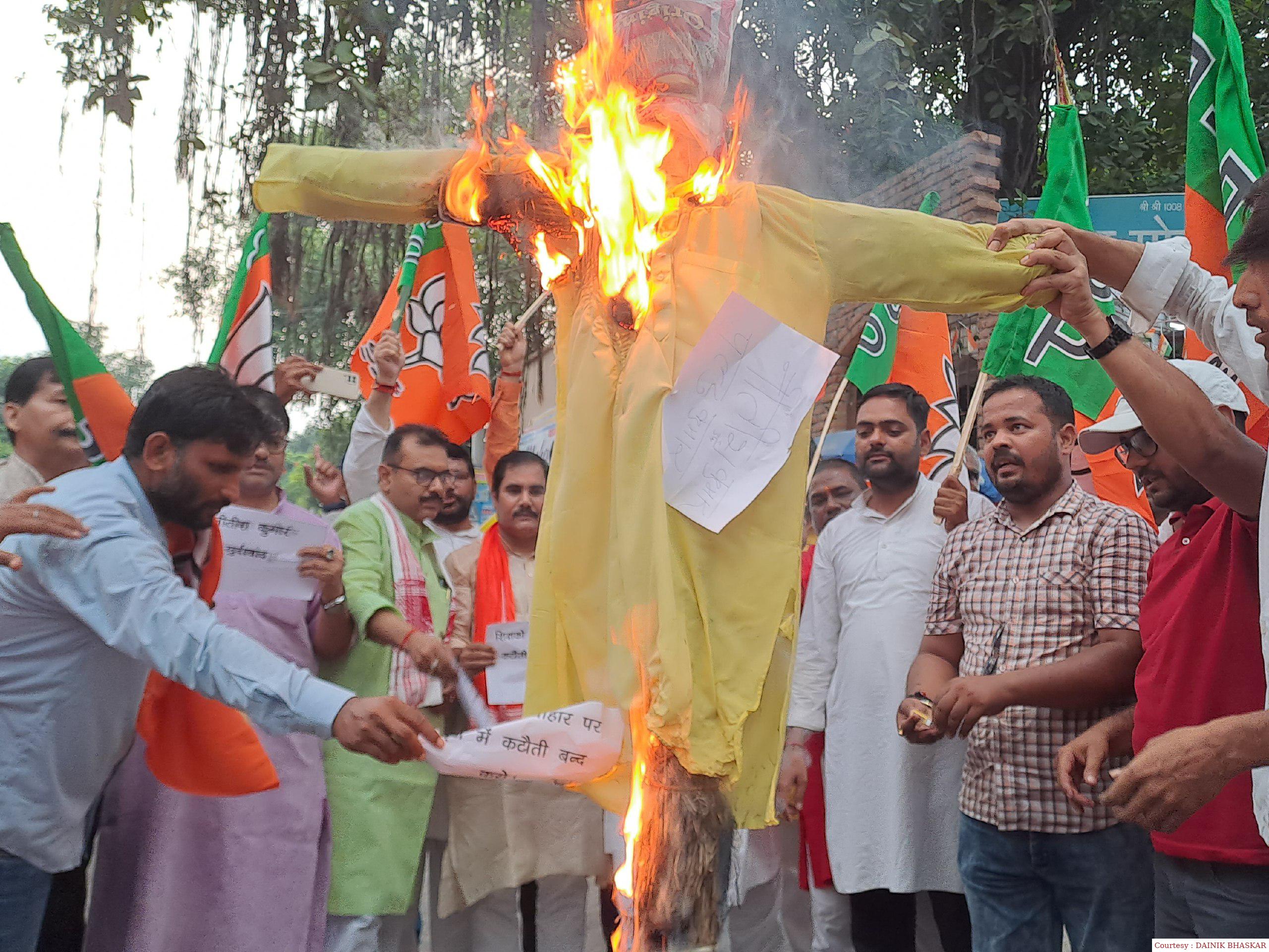 स्कूलों में हिंदू पर्व की छुट्टी खत्म करने के विरोध में भाजपा का प्रदर्शन।