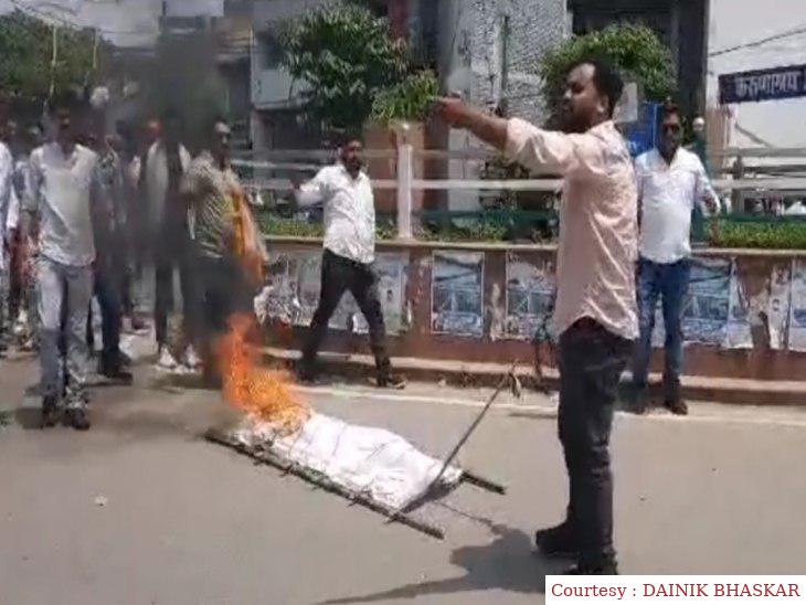 ब्राह्मणों पर टिप्पणी करना स्वामी-प्रसाद को पड़ा भारी, आक्रोशित लोगों ने उनका फूंका पुतला।