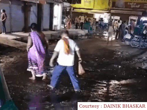 अयोध्या के सड़कों पर पसरी गंदगी, PWD ने ठेकेदार के खिलाफ FIR दर्ज करवाया।