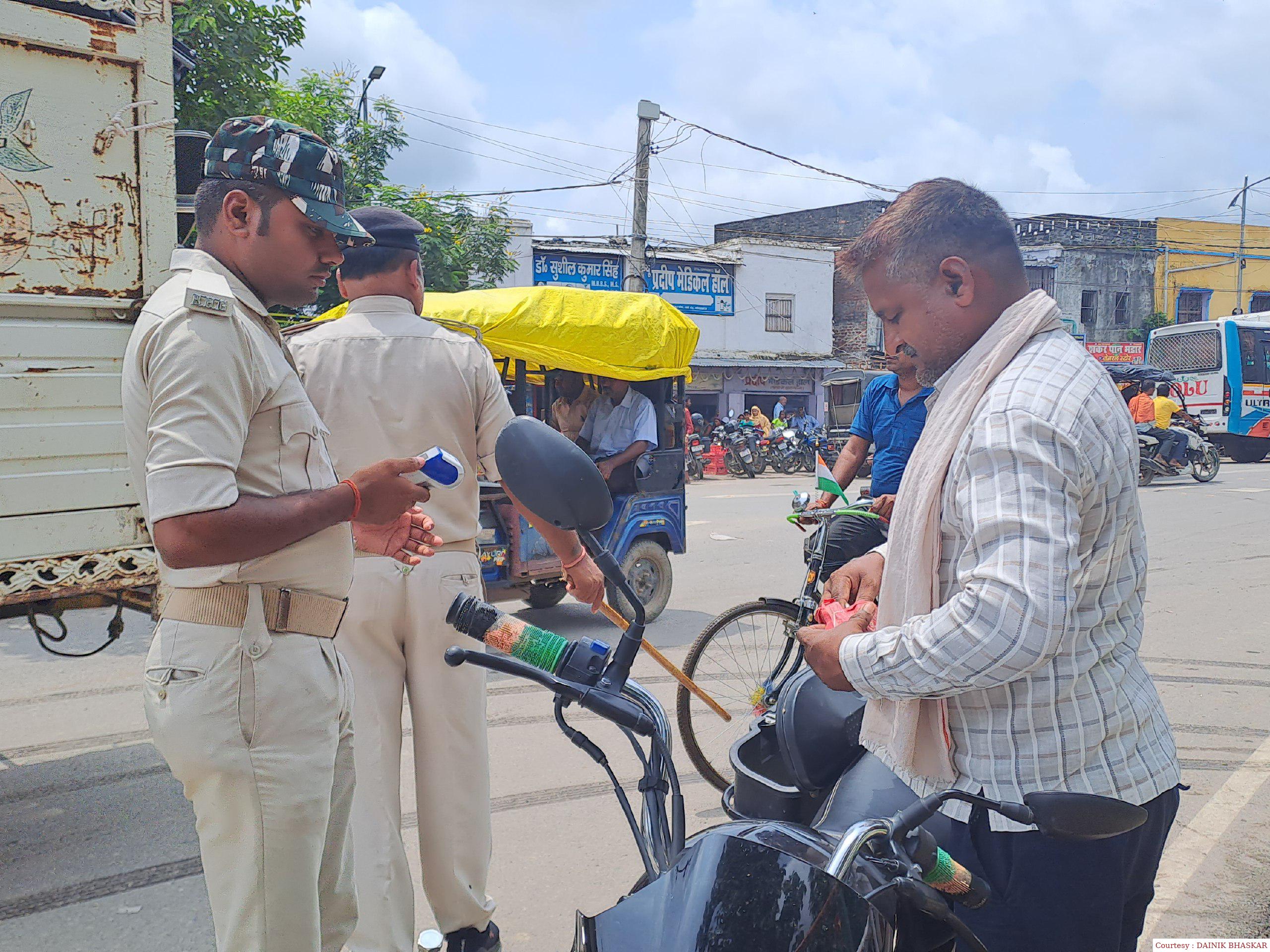 गोपालगंज की सड़कों पर ट्रैफिक पुलिस गाड़ियों का काट रहे हैं ई-चालान।