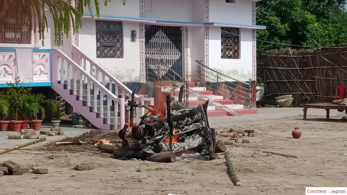 गोपालगंज : संदिग्ध परिस्थिति में विवाहिता की मौत के बाद मायके वालो ने ससुराल की दहलीज पर जलाया शव।