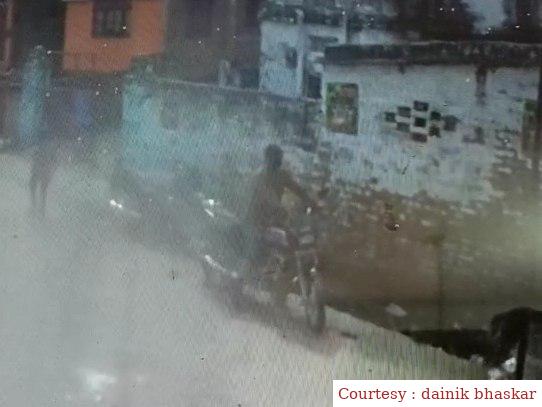 गोपालगंज : अज्ञात चोर द्वारा होटल के सामने से बाइक की चोरी, सीसीटीवी कैमरे में कैद हुई वारदात।