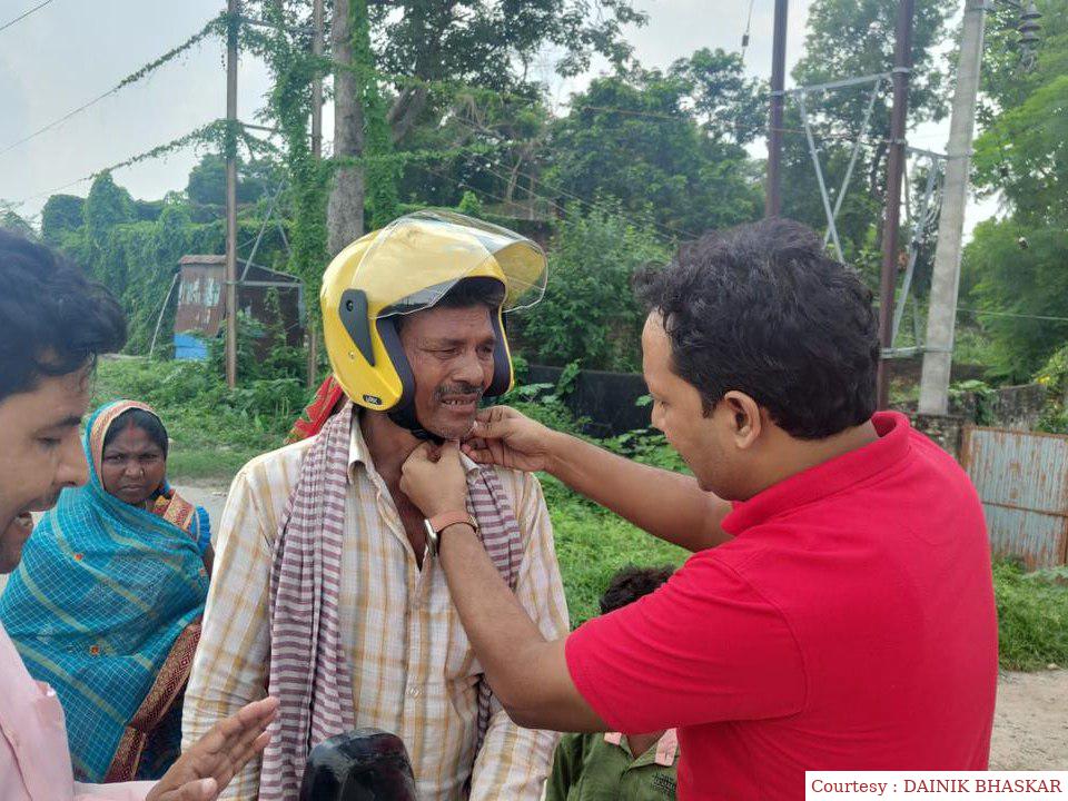 गोपालगंज : युवक ने लोगों को फ्री में बांटी हेलमेट, सुरक्षा नियमों की भी दी जानकारी।