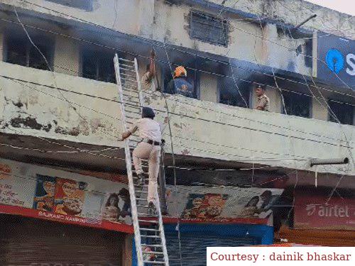 गोपालगंज : SBI की मुख्य शाखा में लगी आग।