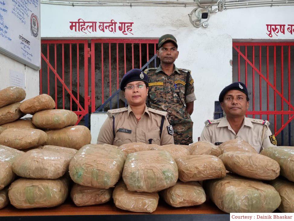 गोपालगंज : कार से गांजे की तस्करी, 40 किलो गांजा बरामद, तस्कर फरार।