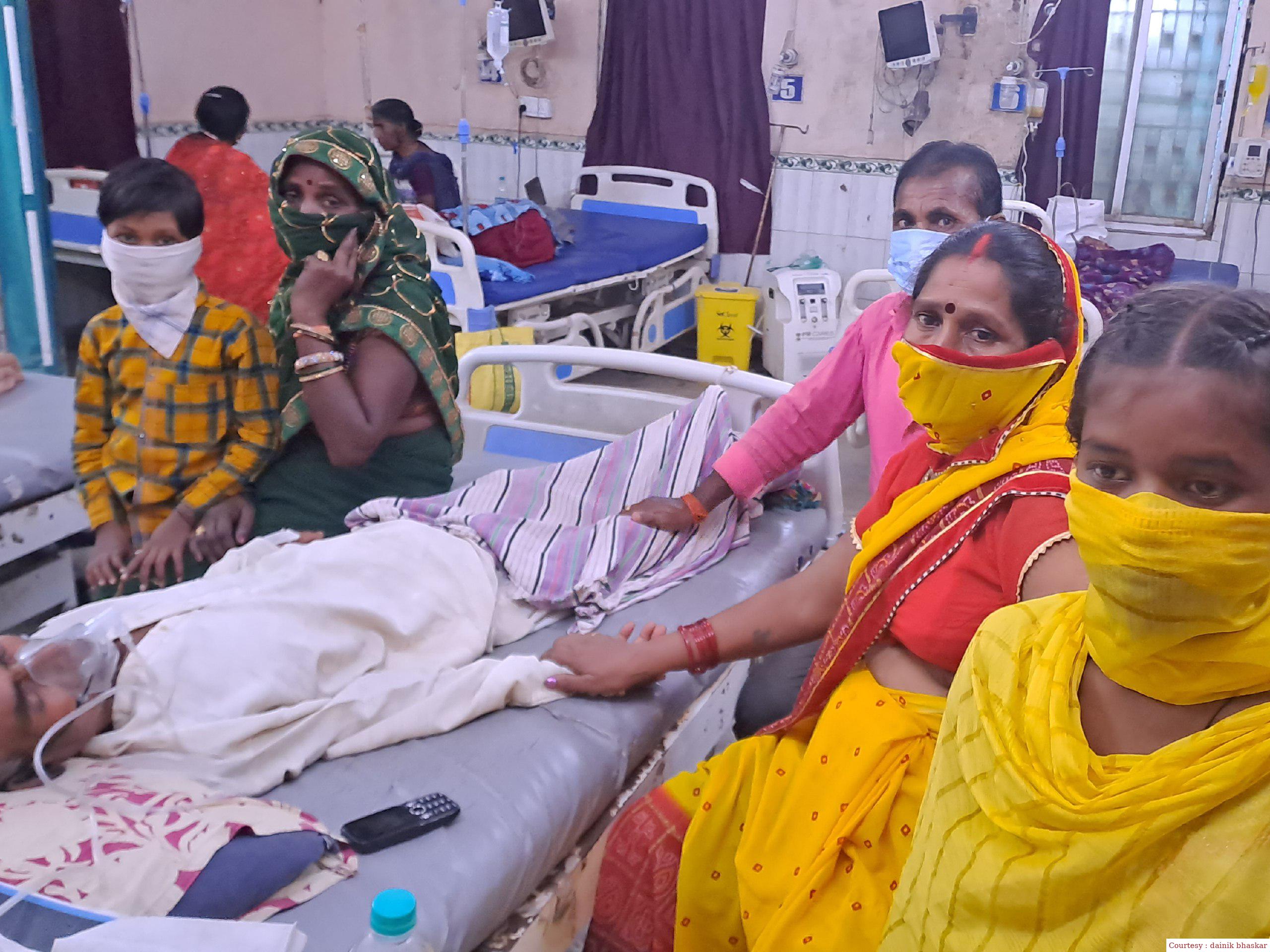 गोपालगंज : अस्पताल कचरे से भरा, बदबू से मरीज और परिजन परेशान।