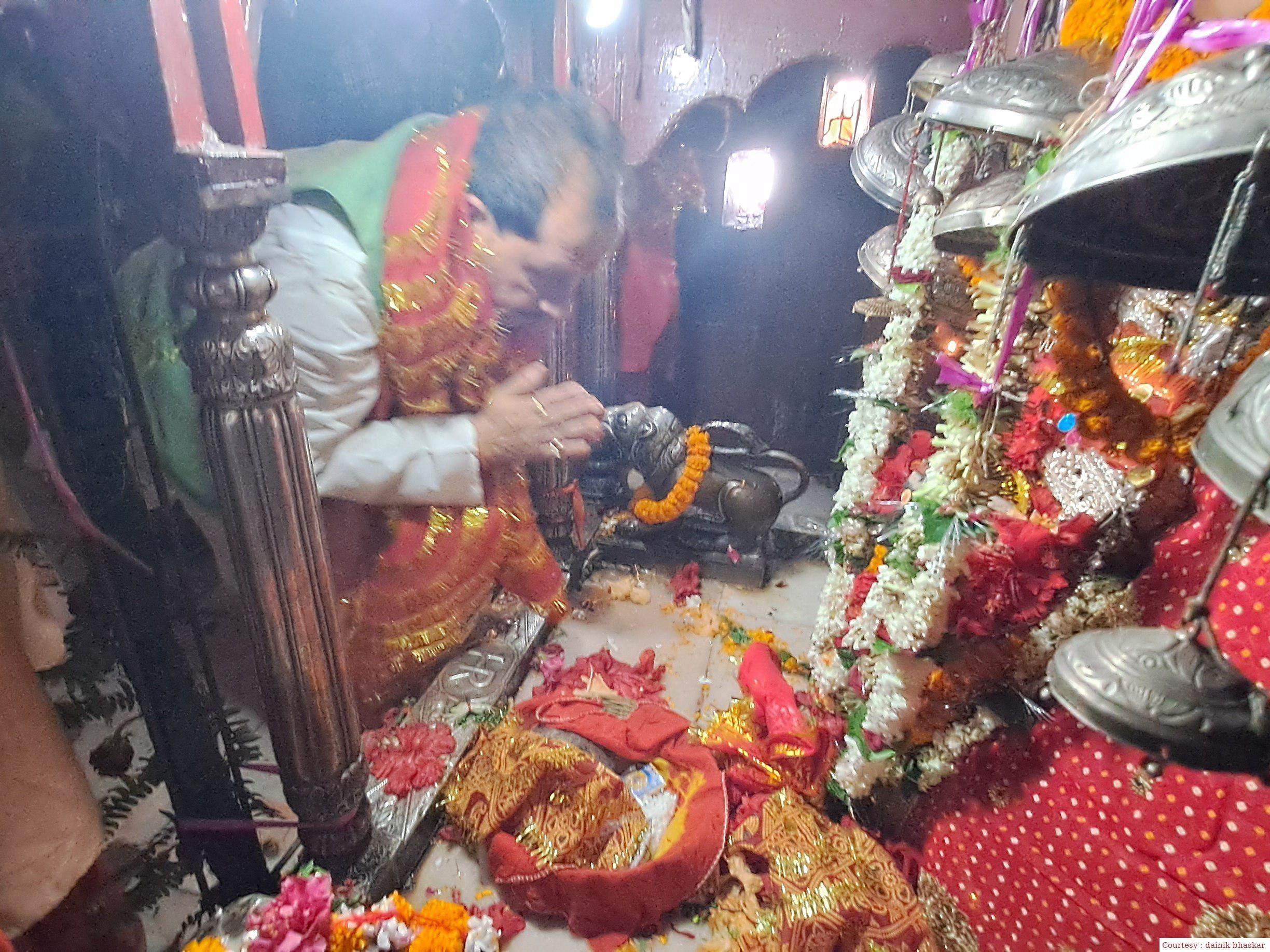 थावे पहुंचे नेता प्रतिपक्ष विजय कुमार सिन्हा।