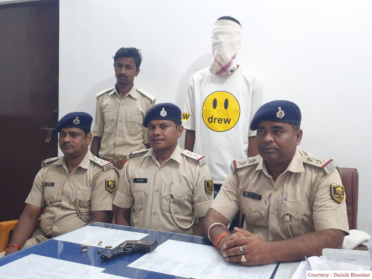गोपालगंज : देसी पिस्टल के साथ शराब तस्कर गिरफ्तार।