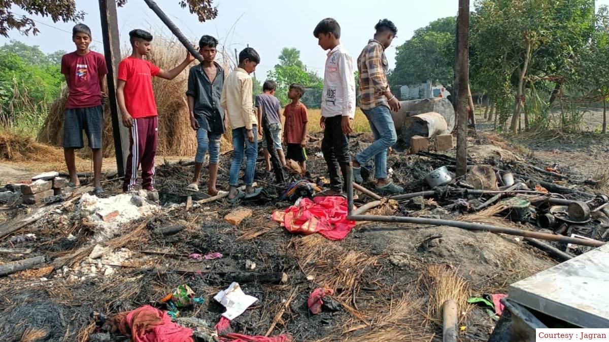 गोपालगंज : दिवाली की दिन झोपड़ी में लगी आग, दो लाख की संपत्ति जलकर हुई खाक।