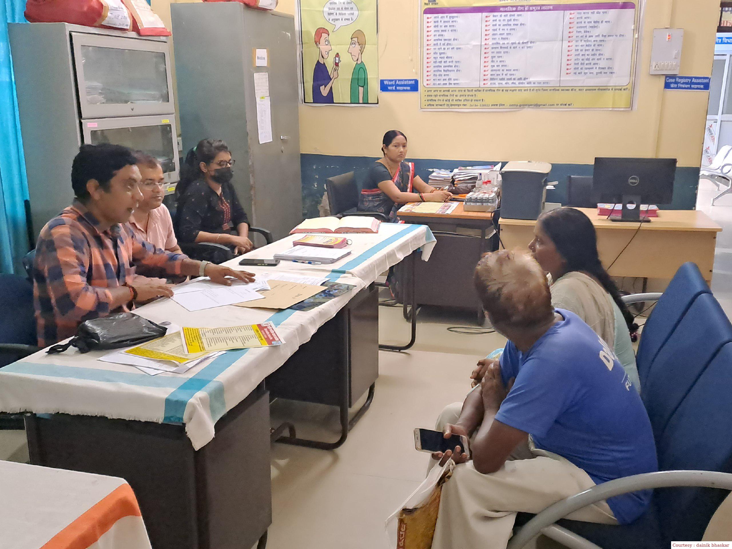 गोपालगंज : लगातार बढ़ रहे मानसिक रोग से ग्रसित मरीज, हर रोज अस्पताल आते है 25 मरीज।