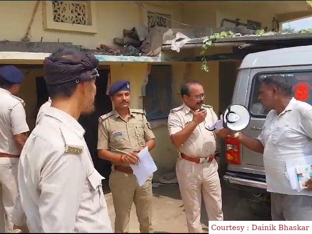 गोपालगंज : 23 फरार आरोपियों के घर पर पुलिस ने चिपकाया नोटिस।