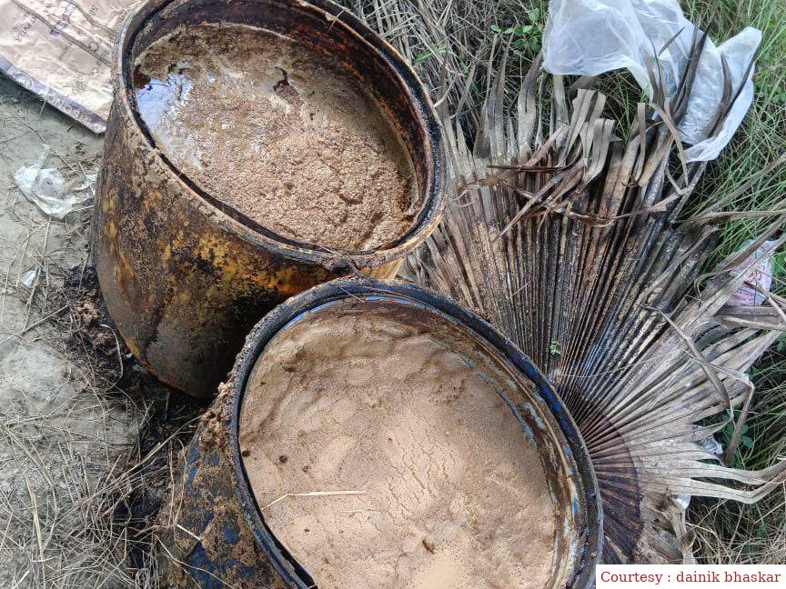 गोपालगंज : पुलिस ने तीन देसी शराब की भट्ठी को ध्वस्त किया।