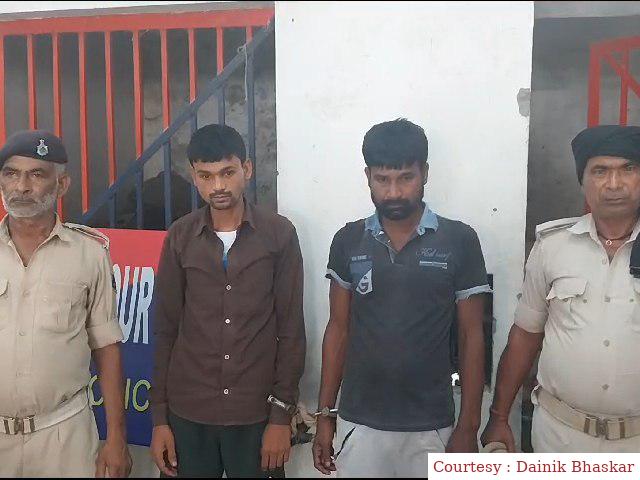 गोपालगंज : पिकअप वाहन पर लदे पशुओं को पुलिस ने बरामद किया।