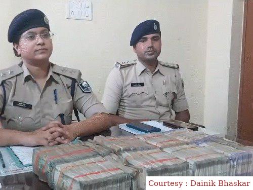 गोपालगंज : पिकअप वाहन से पुलिस ने बरामद किए 20.65 लाख रुपए।