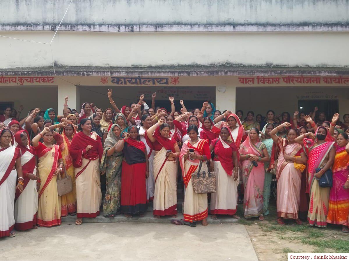 गोपालगंज : अपनी विभिन्न मांगो को लेकर आंगनबाड़ी सेविका का विरोध प्रदर्शन।
