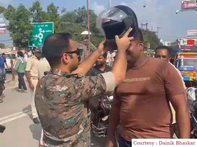 गोपालगंज : स़ड़क पर उतरे एसपी, बाइक सवार लोगों को पहनाया हेलमेट।