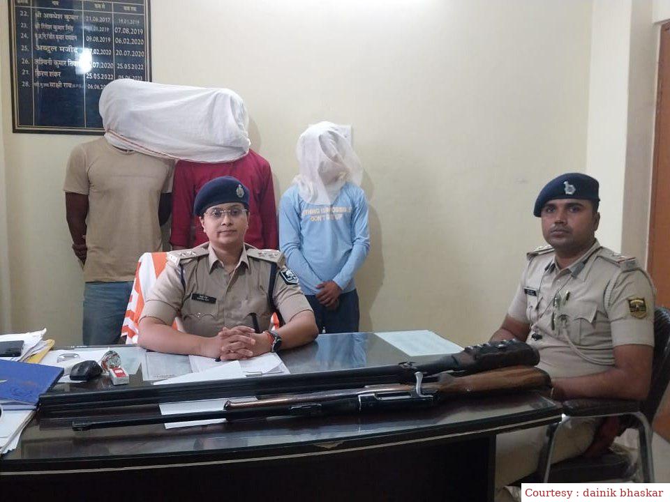 गोपालगंज : हथियार के साथ वीडियो में टशन दिखाना पड़ा भारी, गिरफ्तार हुए 3 युवक।
