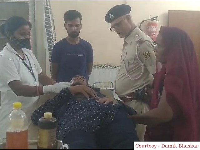 गोपालगंज : 20 रुपए किराए को लेकर ऑटो चालक ने युवक को हथौड़े से पीटा।