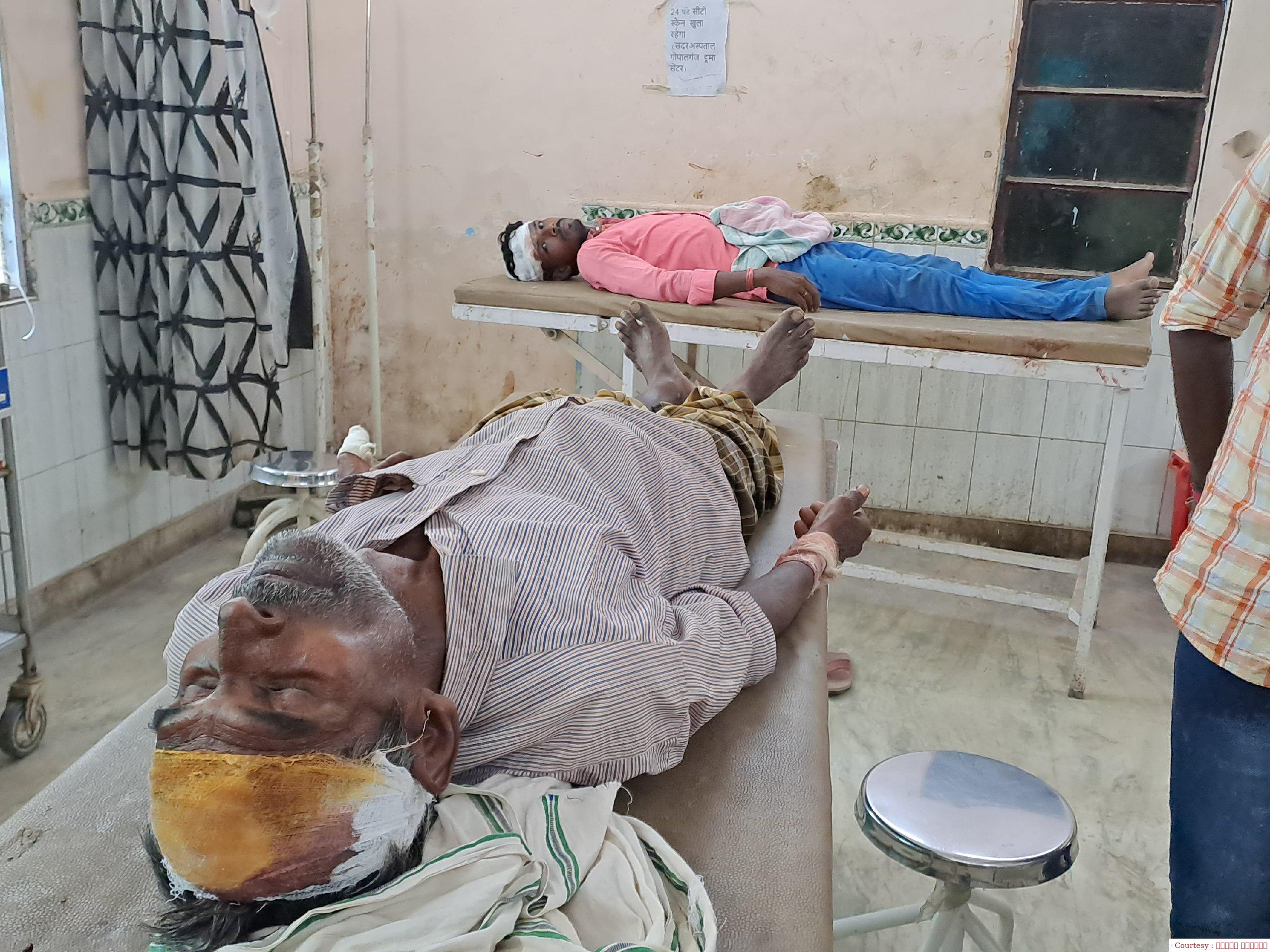 गोपालगंज : मजदूरी का पैसा मांगने पर दबंगों ने पिता-पुत्र को पीटा।