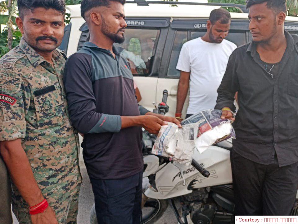 Gopalganj: The excise department team arrested two smugglers.