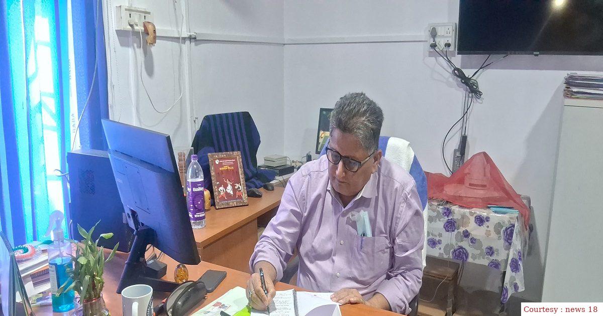 गोपालगंज : 67 खातों से परिजनों के अकाउंट में पैसे ट्रांसफर किए।