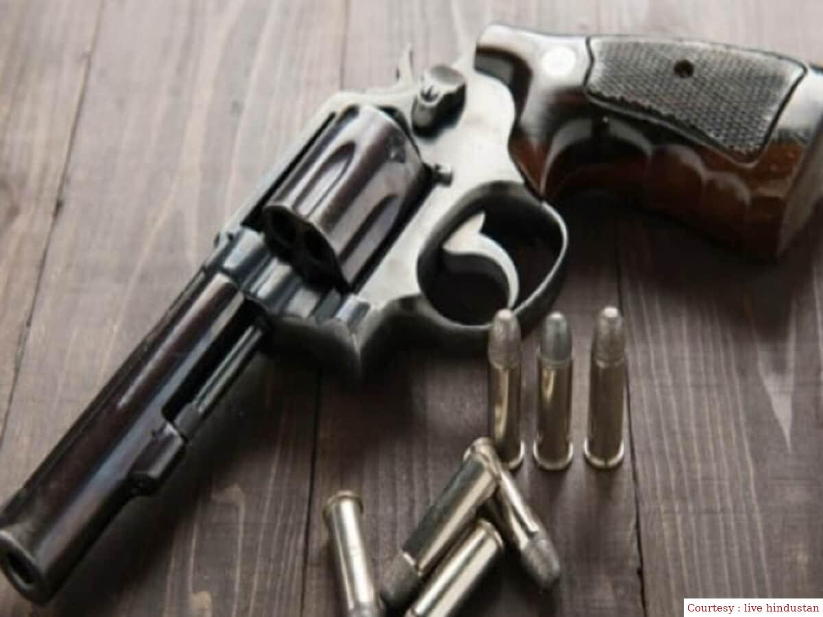 गोपालगंज : रील बनाने के लिए सिपाही ने सरकारी पिस्टल गर्लफ्रेंड को थमा दी।