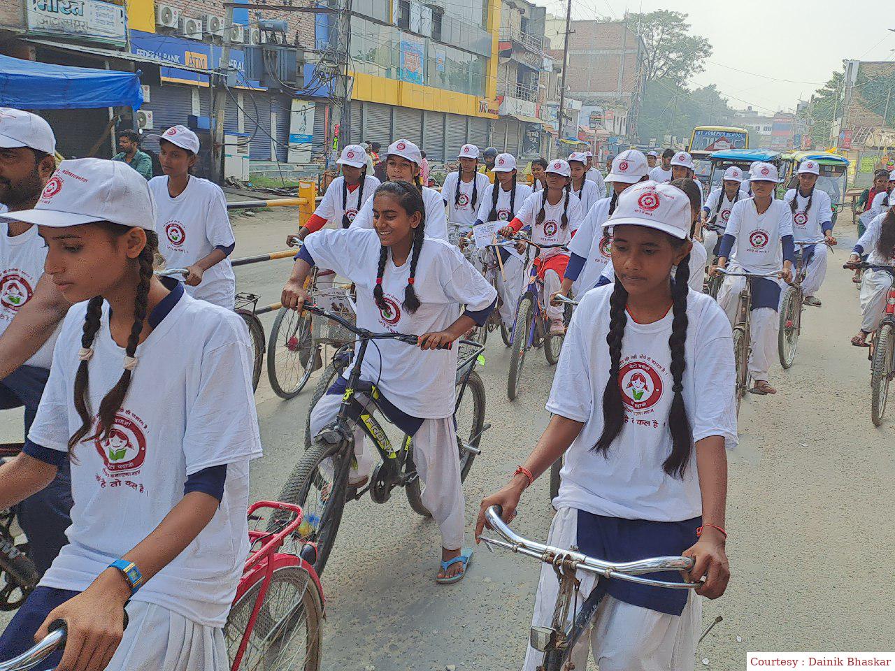 गोपालगंज : बेटी बचाओ-बेटी पढ़ाओ के नारे के छात्राओं ने निकाली साइकिल रैली।