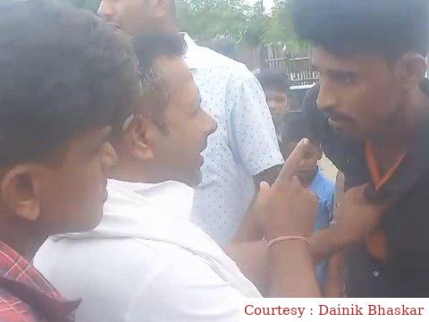 गोपालगंज : बाइक चोरी कर रहे दो युवकों को पकड़ कर लोगों ने खंभे से बांधकर पीटा।