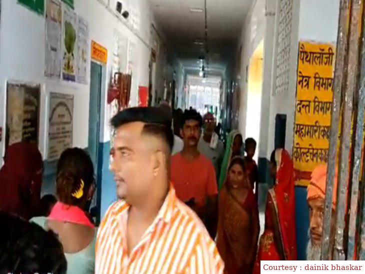 सुल्तानपुर:डॉक्टर से अभद्रता करने के कारण स्वास्थ्य कर्मियों ने बंद किया सेवाए , परेशान हुए मरीज।