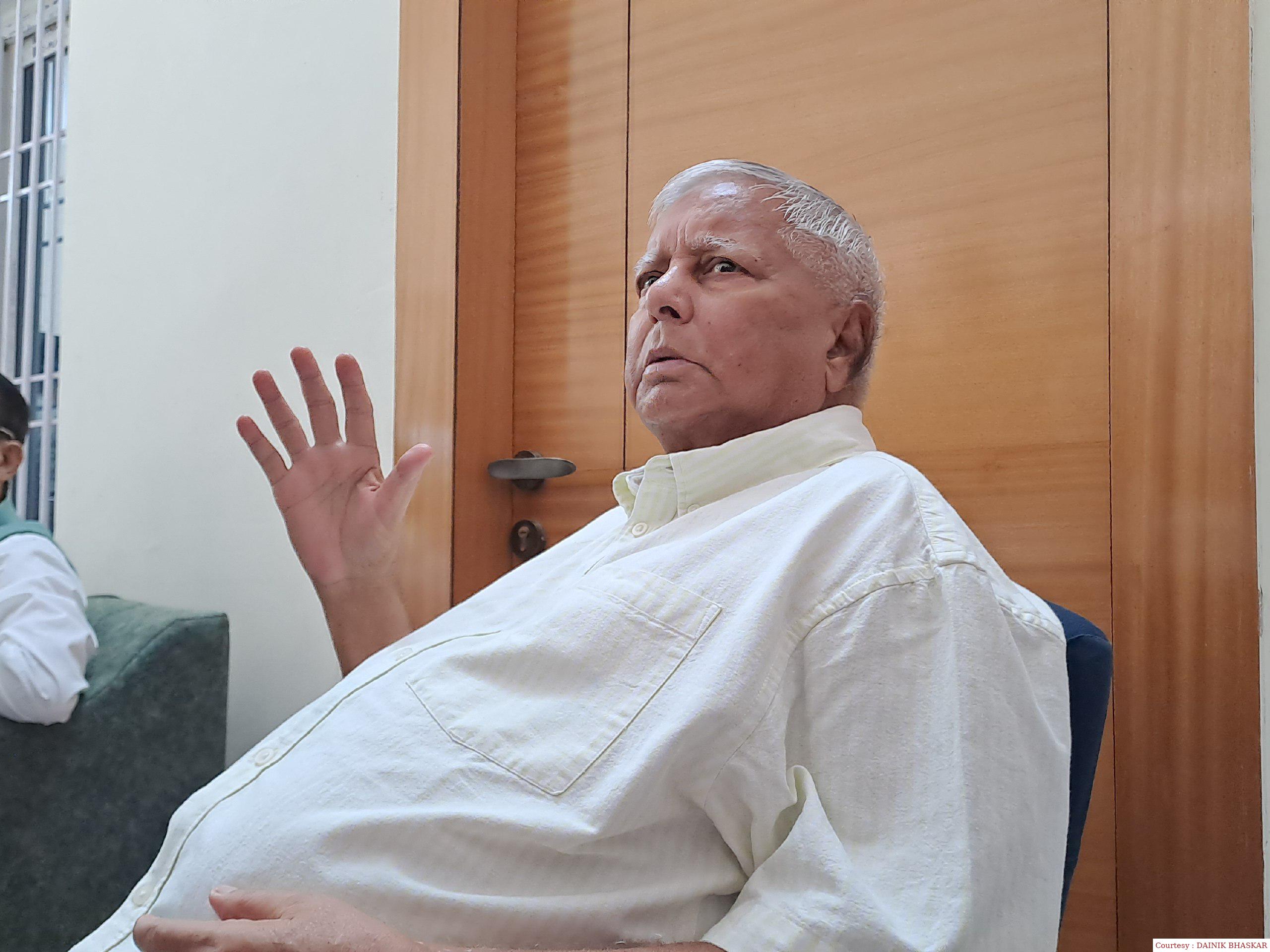 अपनी पत्नी संग गोपालगंज पहुंचे लालू प्रसाद यादव, कल मां थावे भवानी के दरबार में करेंगे पूजा।