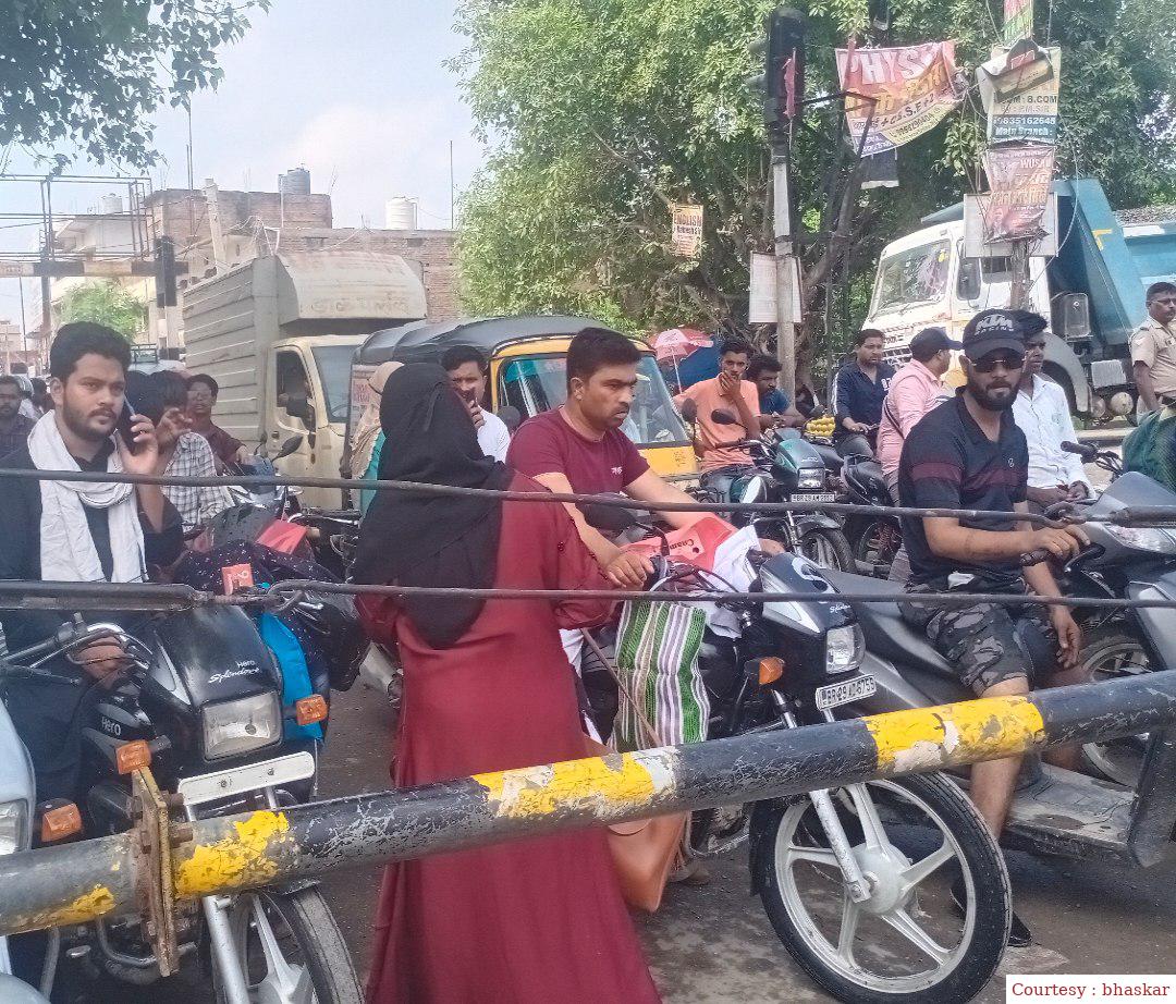 सिसवन ढाला पार करने में बाधाएं: ओवरब्रिज ना बनने से लोगों को हो रही है परेशानी।