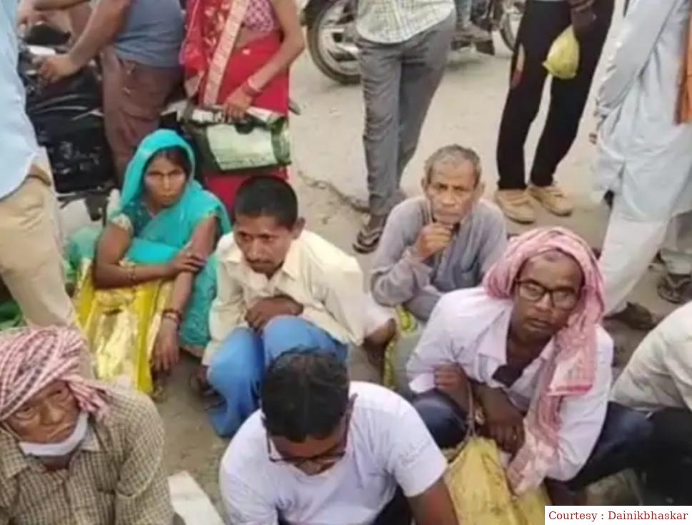दिव्यांगों को 10:00 बजे बुला 45 मिनट लेट पहुंचे अधिकारी। गेट पर इंतजार करते रहे 25 दिव्यांग।
