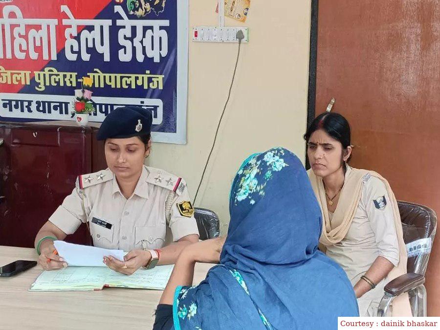 फोन नहीं उठाने पर टॉयलेट में बंद कर प्रेमी ने प्रेमिका की बेहरहमी से पिटाई की।