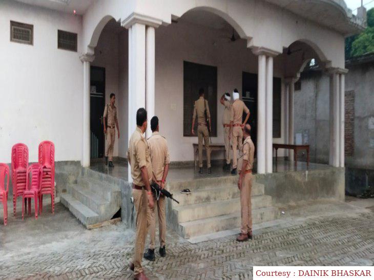 एसपी के निर्देश पर सुलतानपुर के टॉप टेन अपराधियों के घरों पर पुलिस ने छापेमारी की।