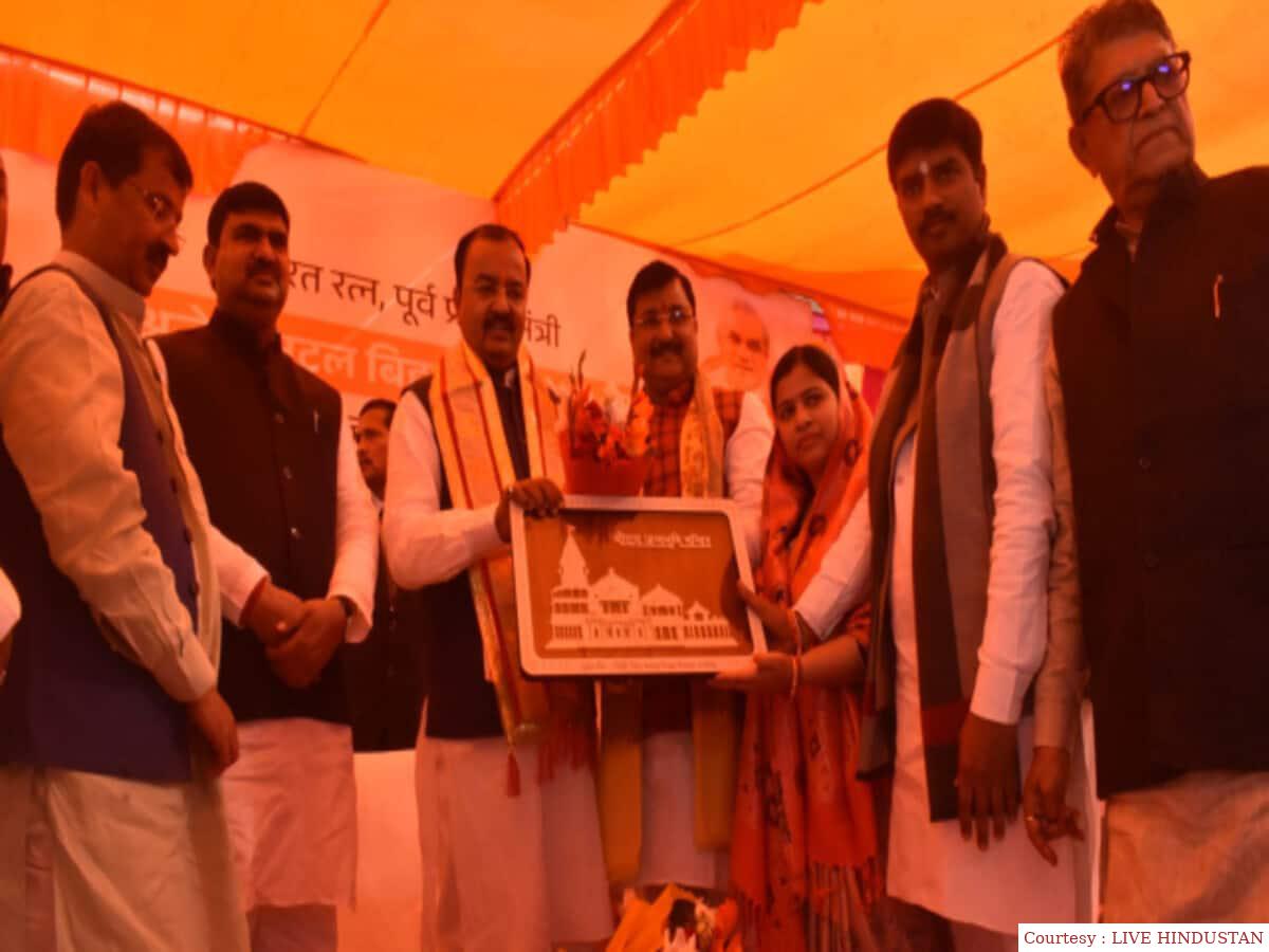अटल बिहारी वाजपेयी की जयंती के अवसर पर मूर्ति का अनावरण।