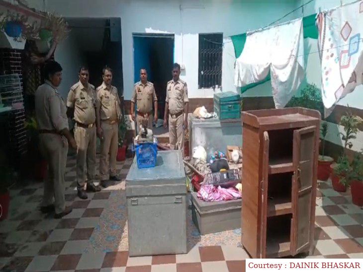 अधिवक्ता आजाद की हत्या के मुख्य आरोपी हिस्ट्रीशीटर सिराज अहमद के घर की पुलिस ने कुर्की की।