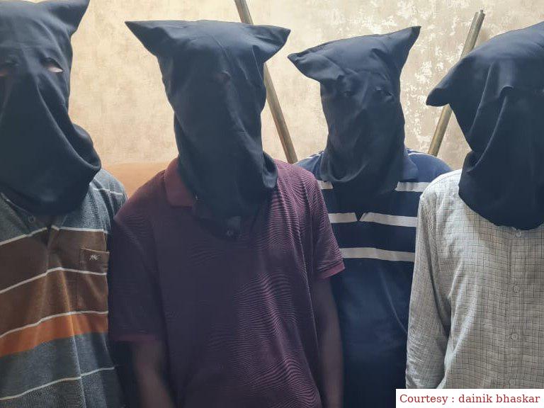 गोलपलगंज में गिरफ्तार किए गए बदमाशों से पुलिस को मिले कई हथियार।