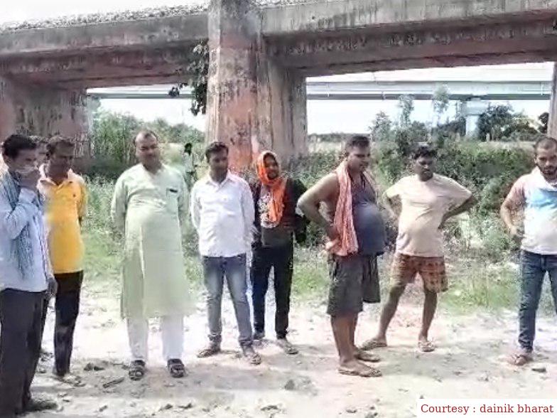 रेलवे ट्रैक के किनारे मिला अज्ञात शव।